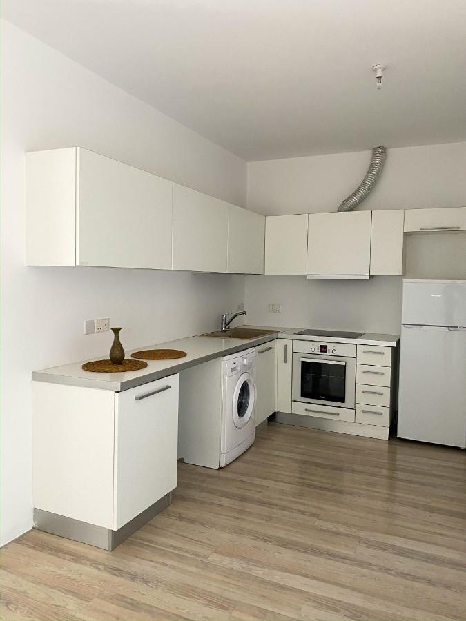 Summer Getaway: Stunning 1 Bedroom Apartment! Polis 外观 照片